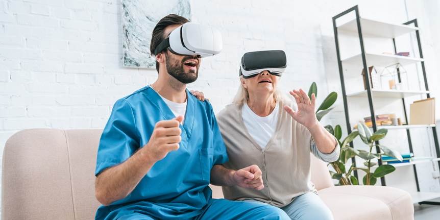 Podcast om digitalisering og sundhed: Væk med medicinen, på med VR-brillen! 