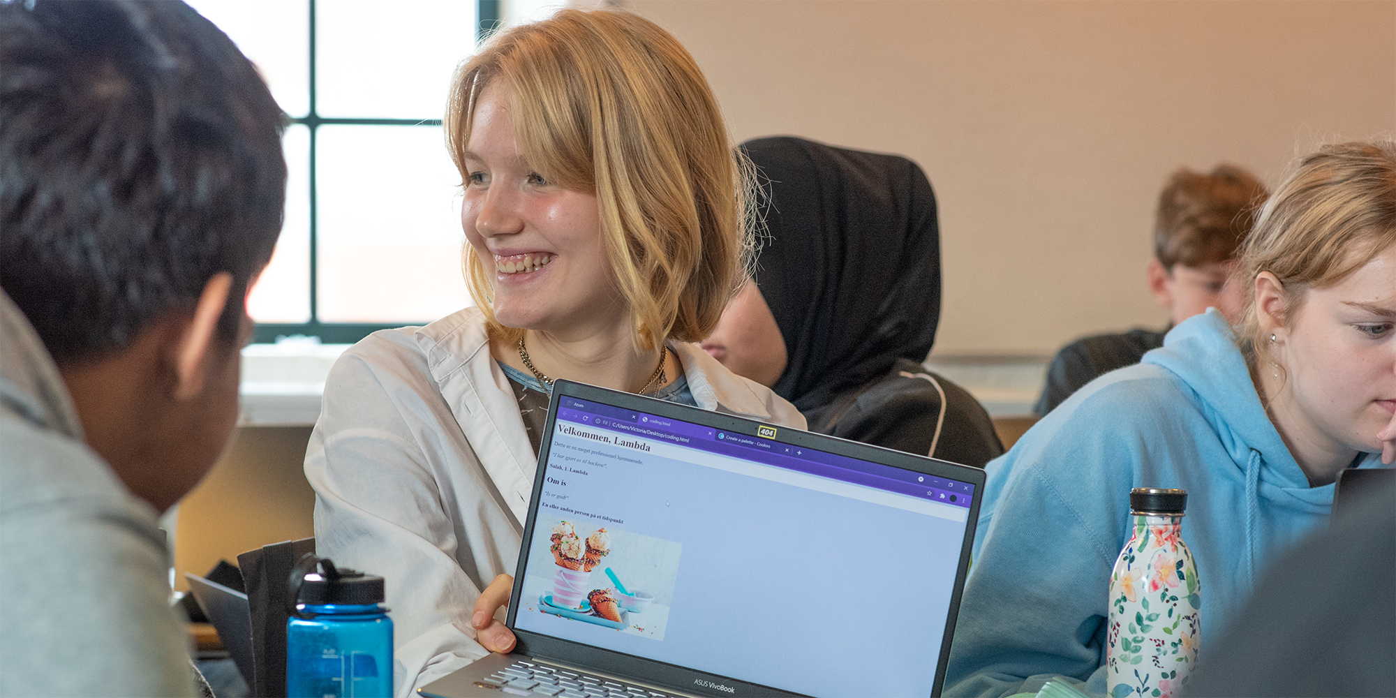 Elev viser hjemmeside på sin skærm