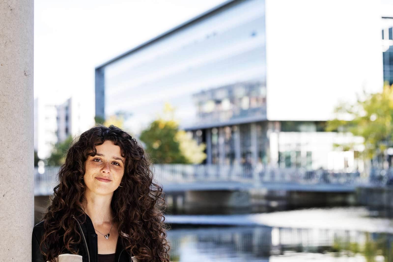 Studerende foran ITU's bygning