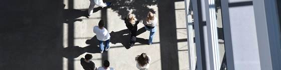 Studerende set ovenfra